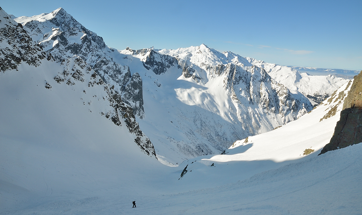 DSC_1224-120225-02-Tepey-Brabant.jpg - dans la montee au col on reste longtemps a l'ombre