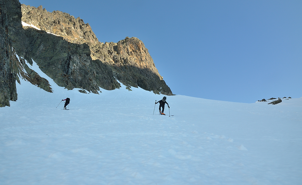 DSC_1225-120225-03-Tepey-Brabant.jpg - dans la montee au col on reste longtemps a l'ombre