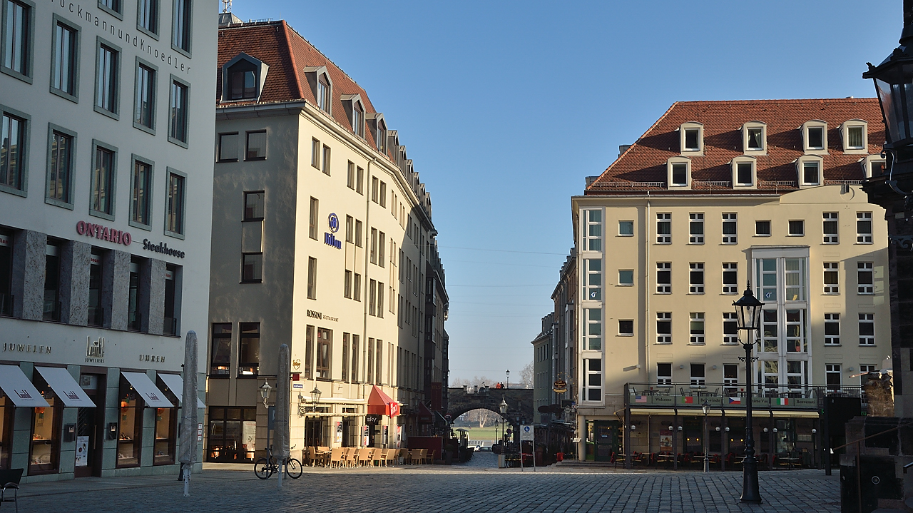 DSC_1402-120316-02-Dresden-120316-02-Dresden.jpg - Vue de la Liebfrauenkirche vers l'Elbe --- ma chambre d'hotel etait dans le batiment a droite