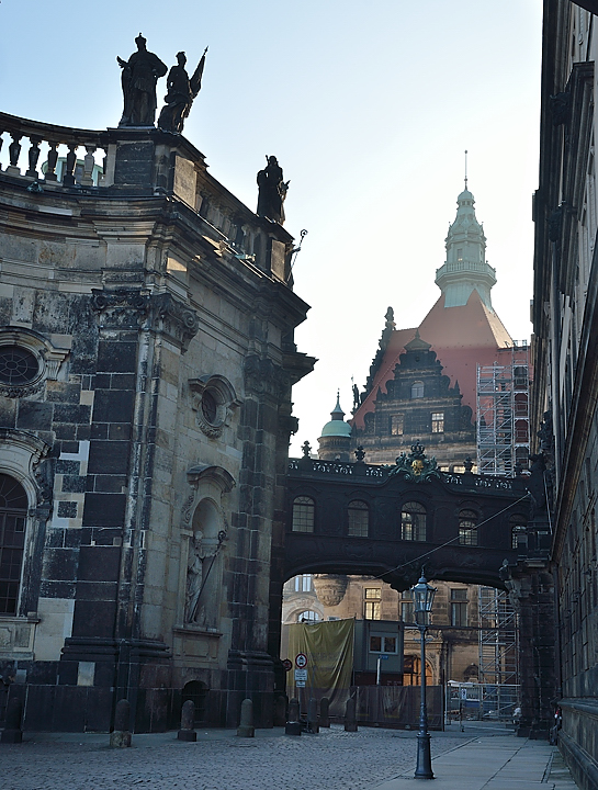 DSC_1412-120316-12-Dresden-120316-12-Dresden.jpg - Vue dans l'autre sens : Hofkirche a gauche et Georgentor au fond