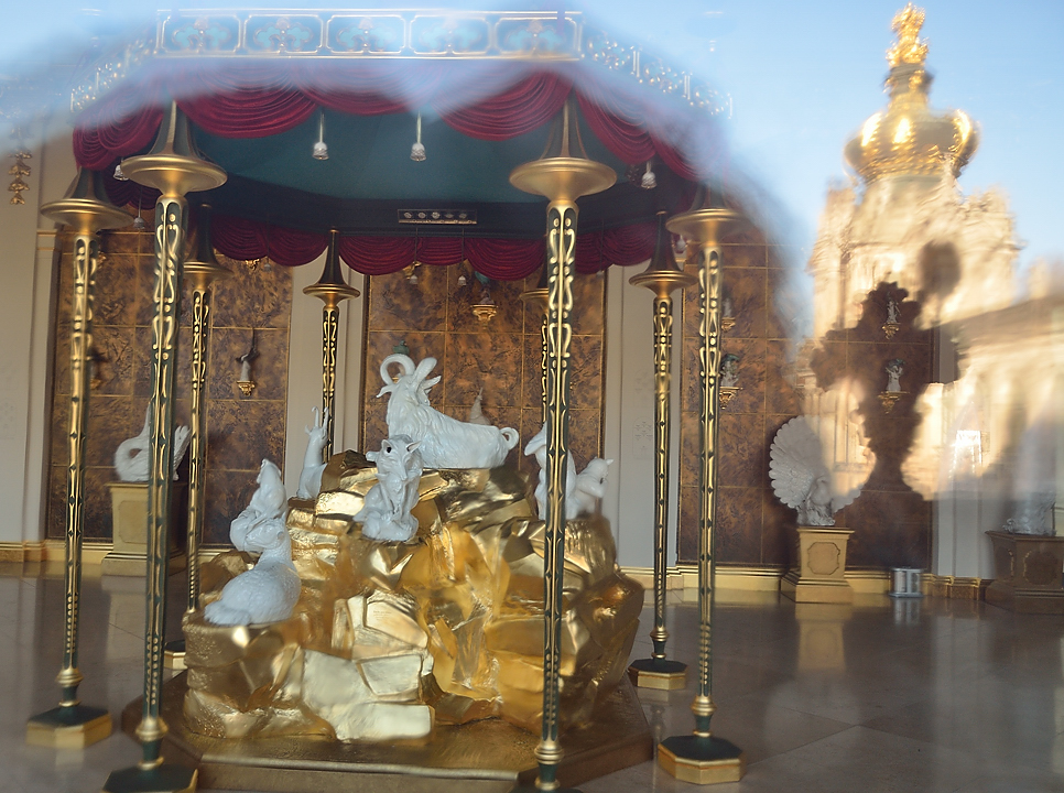 DSC_1423-120316-23-Dresden-120316-23-Dresden.jpg - un coup d'oeil a travers la vitre sur la collection des porcelaines de Meissen dans le Zwinger --- aie-je vraiment ratee quelque chose ?