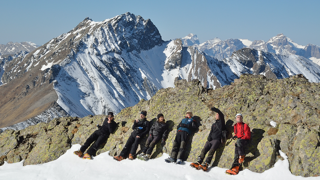 DSC_1491-120331-09-GlacierCourbe.jpg - toute la troupe bien alignee -- au fond  le col de Cote Belle bien deneige et le Pic de Valsenestre