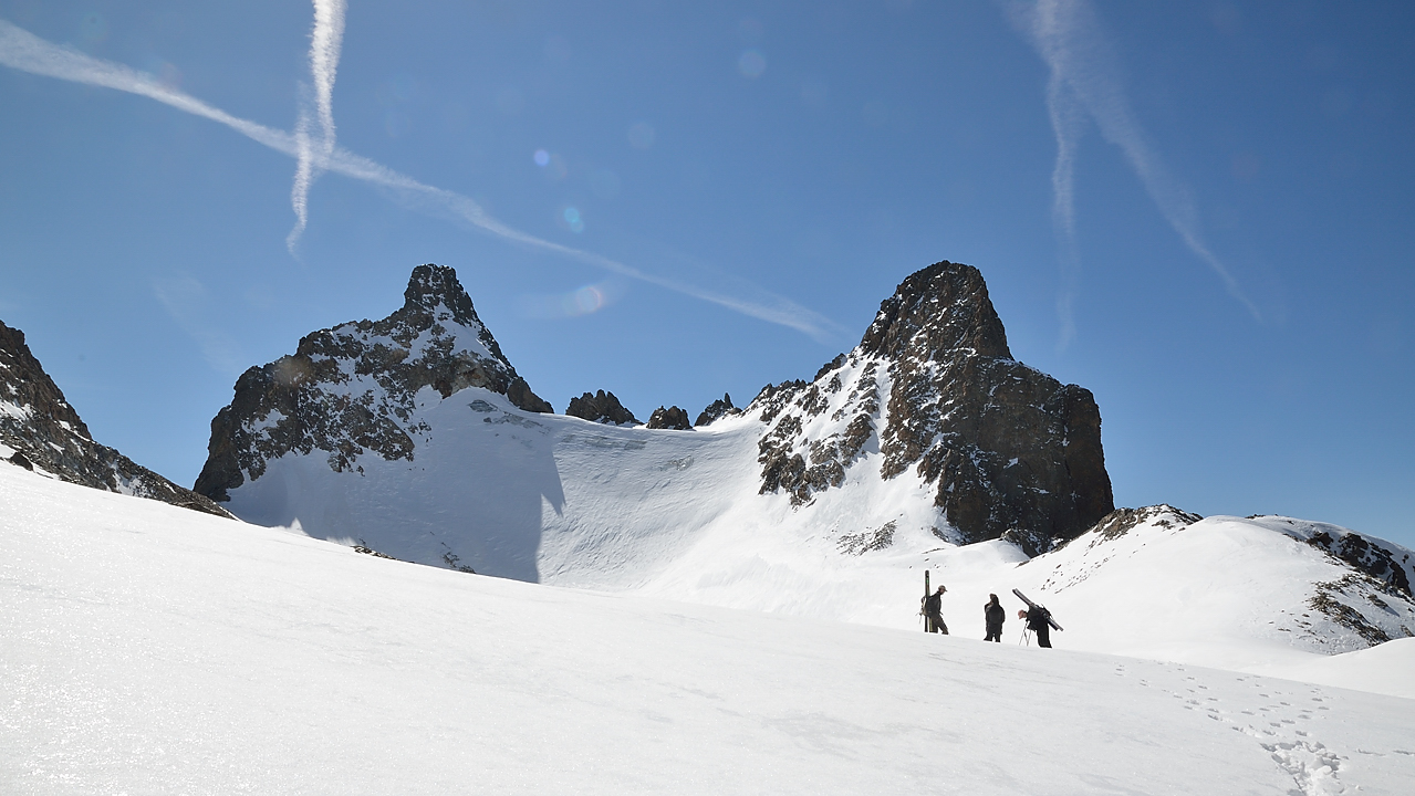 DSC_1500-120331-18-GlacierCourbe.jpg - sur le plateau : avec a gauche le col du Vallon de Lanchatra et a droite la Pointe Royer --- nous sommes montee a son pied tout a droit du glacier