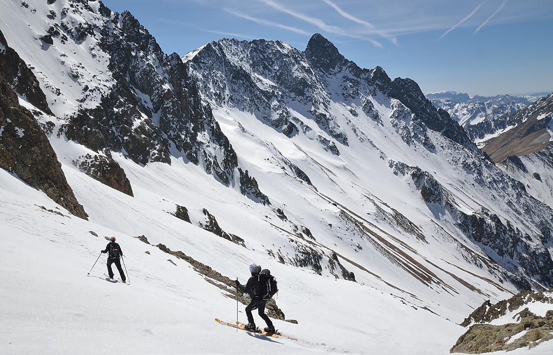 DSC_1531-120331-49-GlacierCourbe.jpg - Ensuite, au soleil la neige est plus souple --- au fond l'Aiguille des Marmes et plus a gauche on devine le col d'Aillot