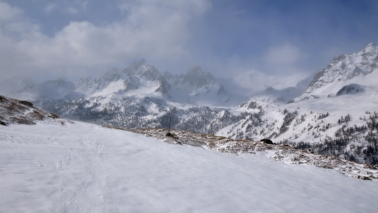 DSC_1542-120408-01-NevacheTempete.jpg - Dans la montee : parfois on voit les montagnes en face (vers la Tete Noire)