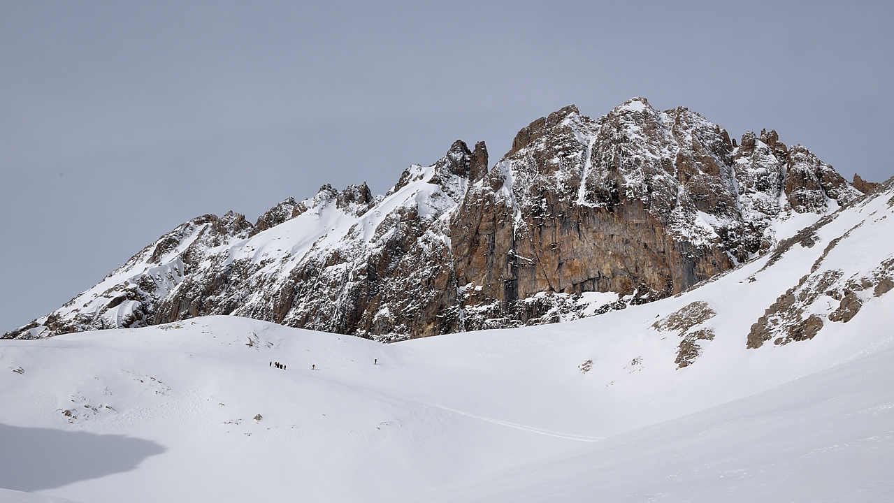 DSC_1562-120409-06-NevacheCerces.jpg - Dans la montee : loin devant nous une sortie du CAF