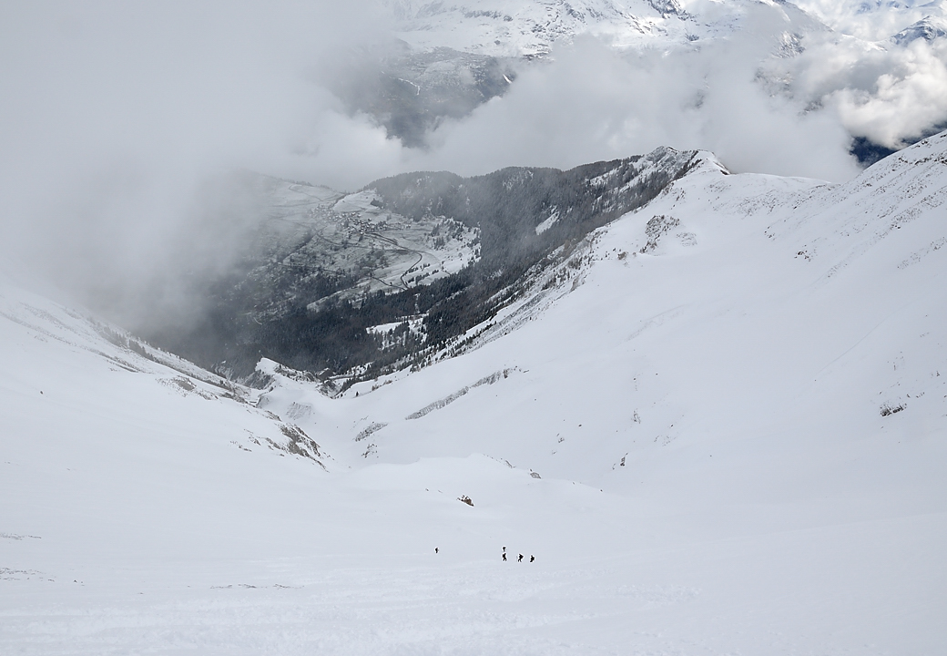 DSC_1605-120421-17-PtRenaud.jpg - Vue du sommet vers la descente : les premiers s'eclatent deja dans la poudreuse de reve