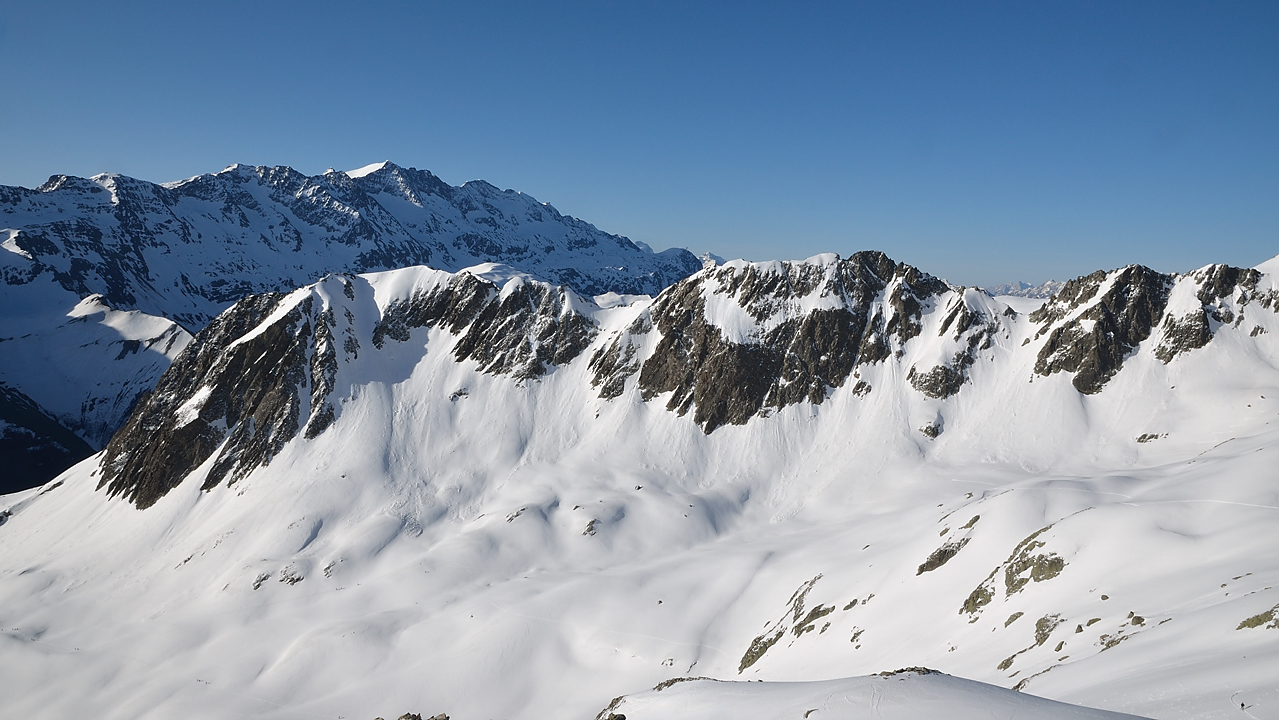 DSC_1891-120517-07-TourRocherBlanc.jpg - Au fond l'Etendard