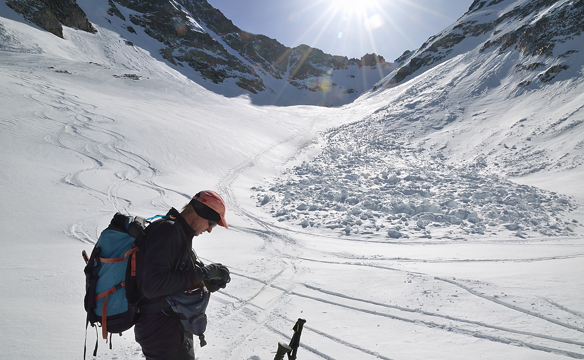 DSC_1906-120517-16-TourRocherBlanc.jpg - toujours au pied de la descente du couloir sud du Rocher Blanc -- au fond le col de l'Amiante
