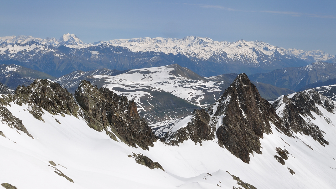 DSC_1926-120517-30-TourRocherBlanc.jpg - Vue du col de l'Agnelin sur la Grande Casse au loin et le passage vera le vallon du depart plus pres