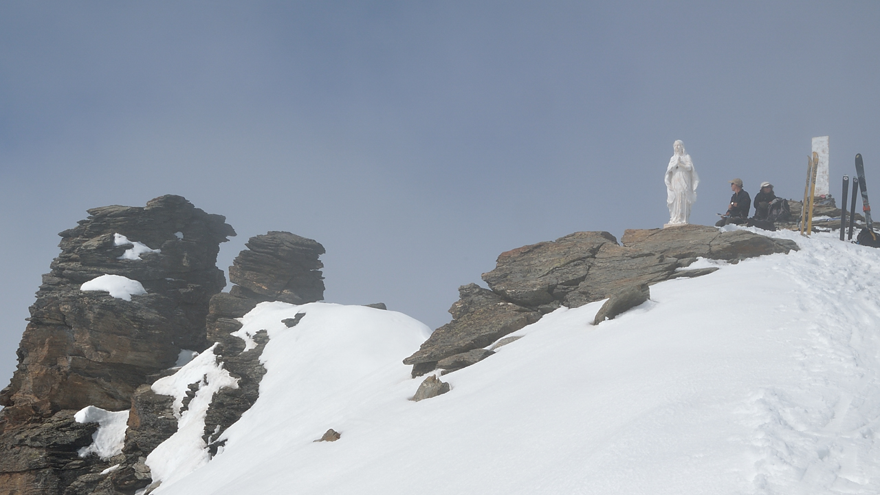 DSC_1962-120526-016-Ruitor.jpg - On arrive a temps --- la vierge du sommet s'enveloppe dans le brouillard