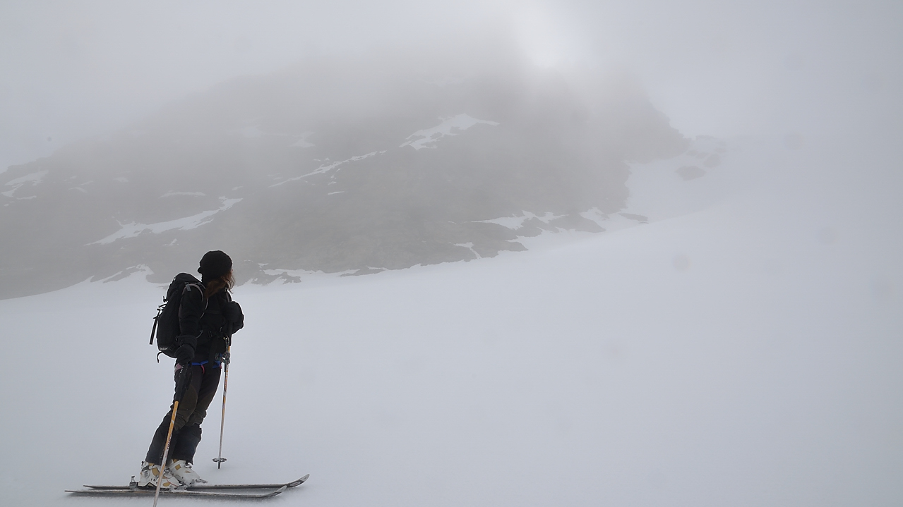 DSC_1964-120526-018-Ruitor.jpg - La descente du sommet se fera dans le brouillard --- dommage, la neige est bonne