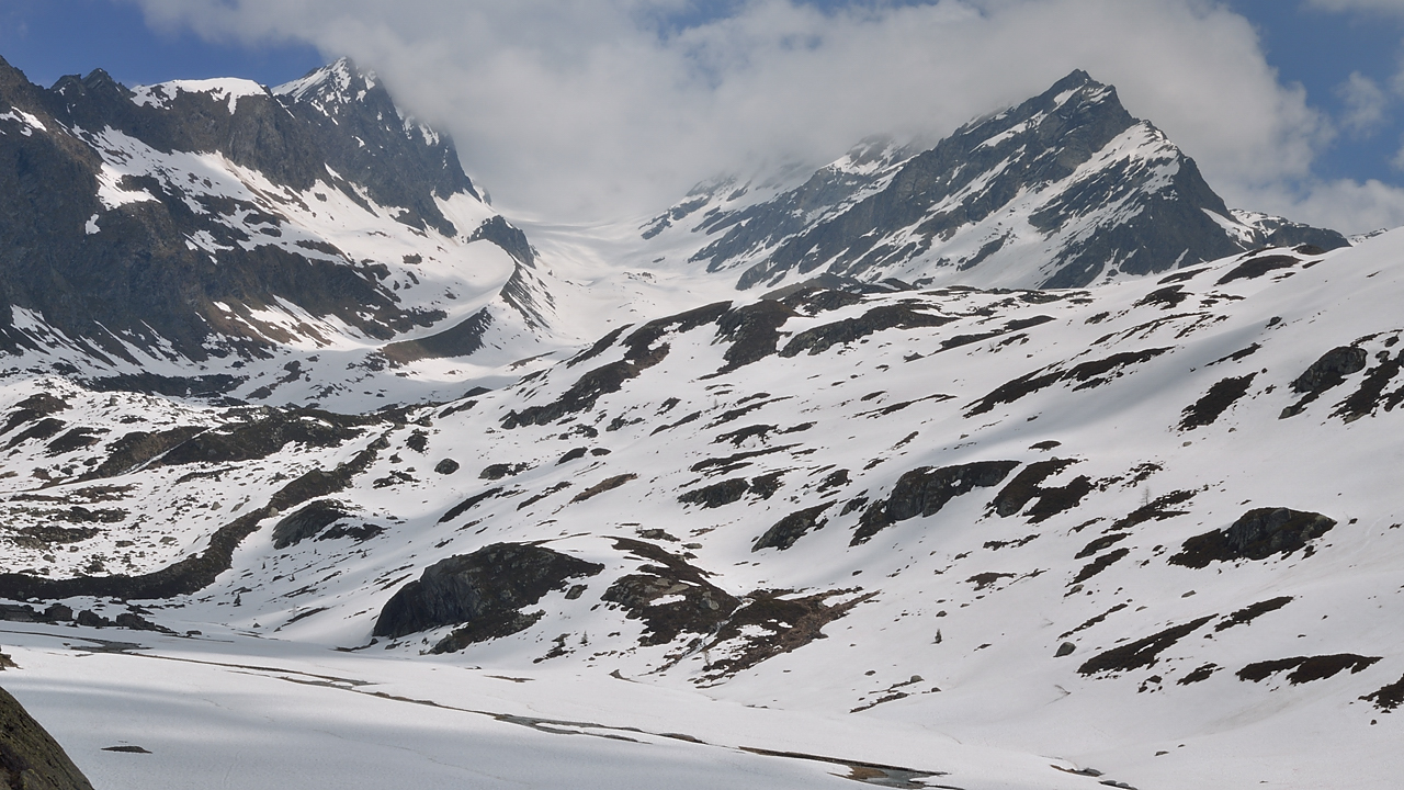 DSC_1978-120526-032-Ruitor.jpg - Vue du refuge sur la course --- le sommet est toujours dans les nuage