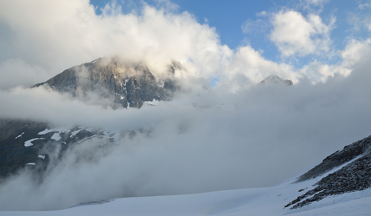 DSC_2034-120528-086-GrosCaval.jpg - Un peu plus haut en direction du Gros Caval : en face le brouillard monte deja mechamment