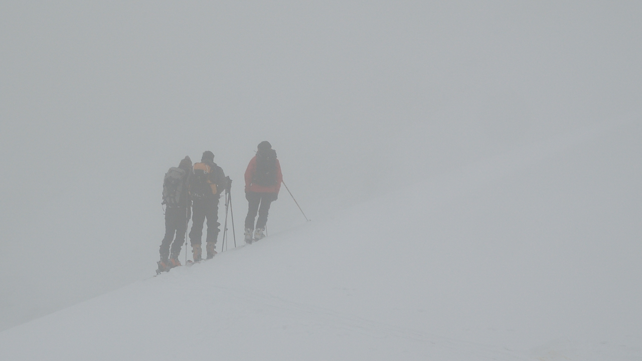 DSC_2036-120528-088-GrosCaval.jpg - une heure plus tard nous faisons demi-tour dans le brouillard complet -- nous etions bien au bon endroit mais il n'y avait pas de passage