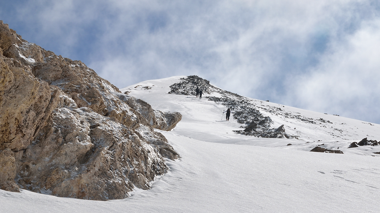 DSC_2056-120528-108-GrosCaval.jpg - Apres le col nous montons sur l'arete -- puis dans la neige qui enfonce de plus en plus (on aurait du garder les skis)