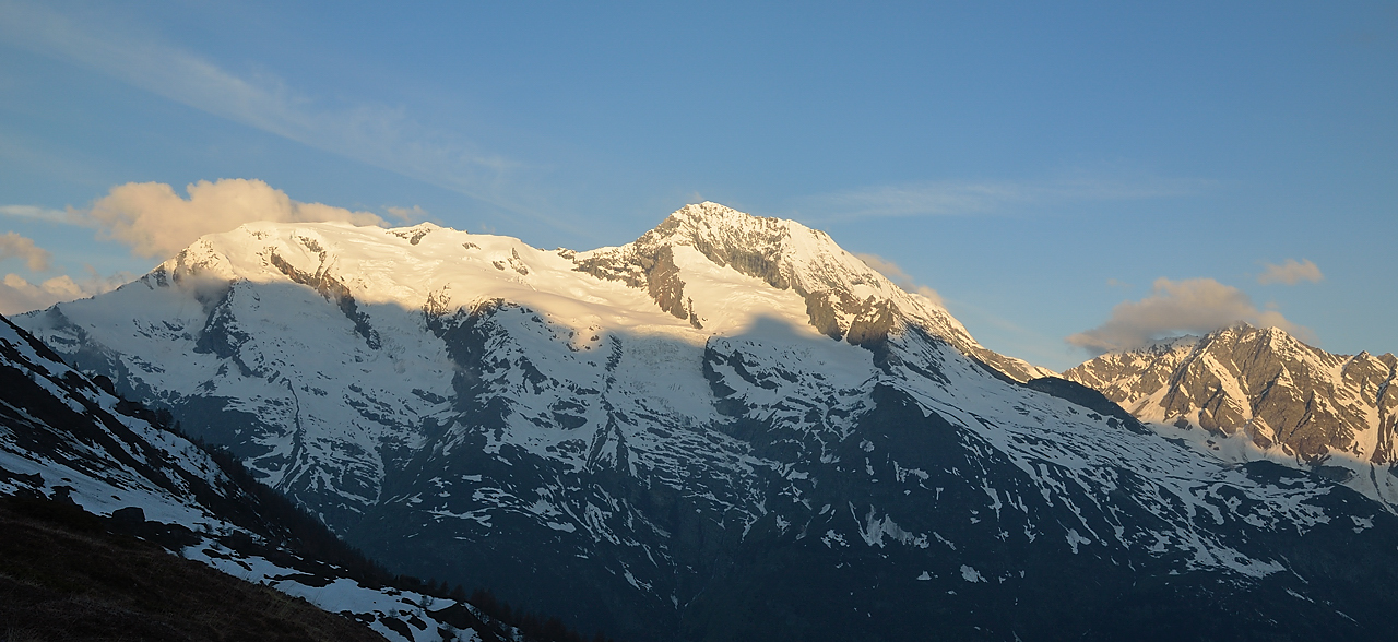 DSC_2003-120527-055-Archeboc.jpg - lever du soleil sur le Dome de la Sache