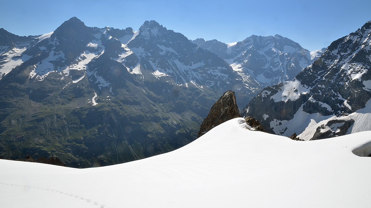 BerardeLavey-120617-047.jpg - Vue vers l'est, la Tête des Fétoules, les Rouies, ...