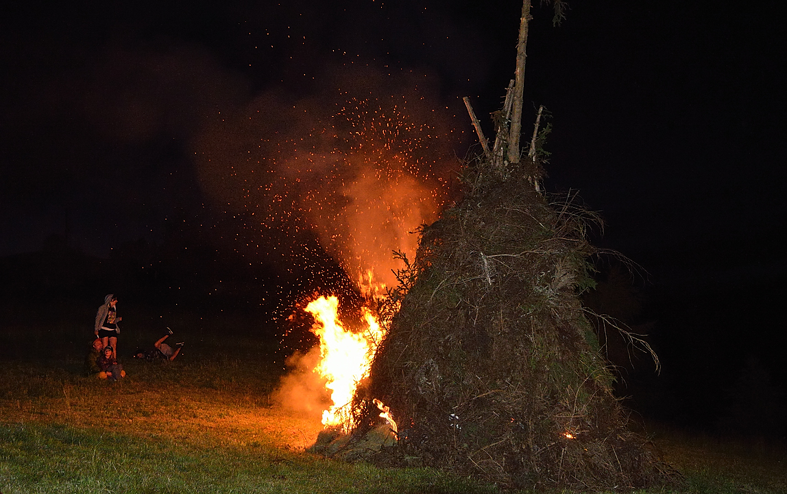 VillardReymond-2012-06-23_016-.jpg - Feu de Saint Jean au col du Solude au-dessus du village