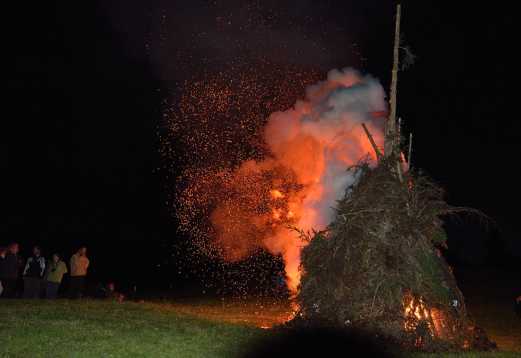 VillardReymond-2012-06-23_020-.jpg - Feu de Saint Jean au col du Solude au-dessus du village
