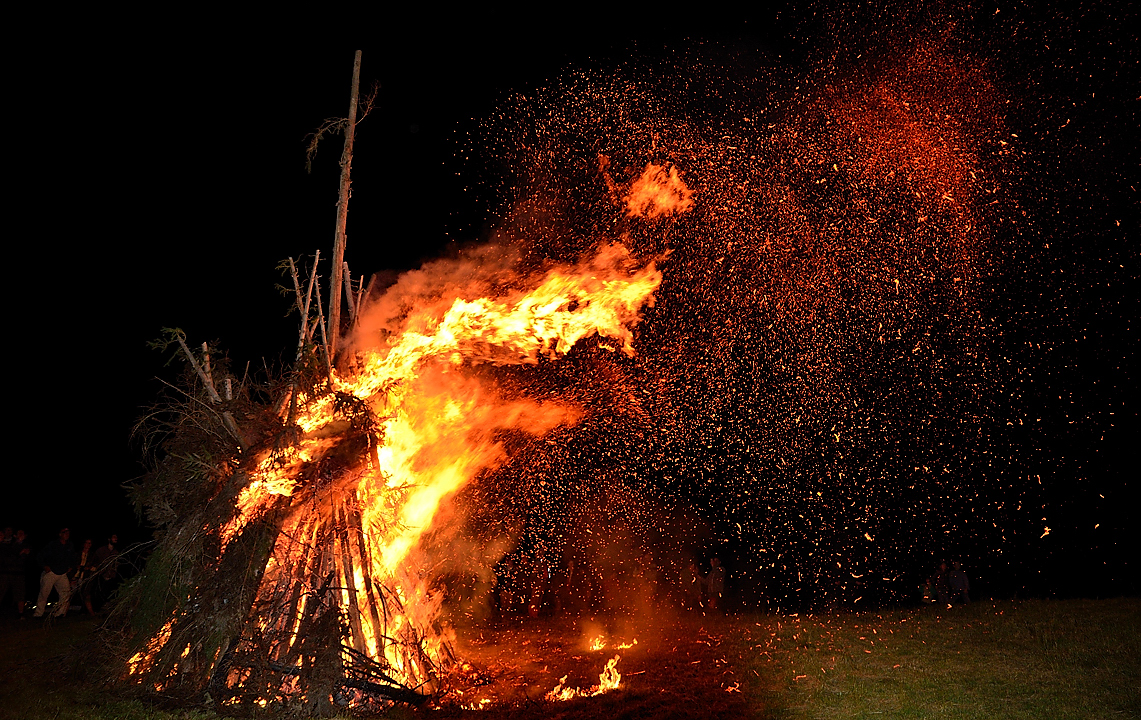 VillardReymond-2012-06-23_023-.jpg - Feu de Saint Jean au col du Solude au-dessus du village