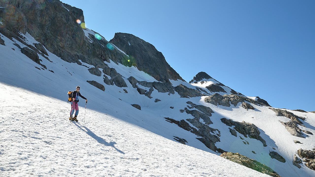 PointeConfolens-2012-06-23_004-.jpg - Traversee par la neige : c'est bien confortable --- au fond la Breche de Malhaubert au soleil et la Pte de Confolens juste au-dessus