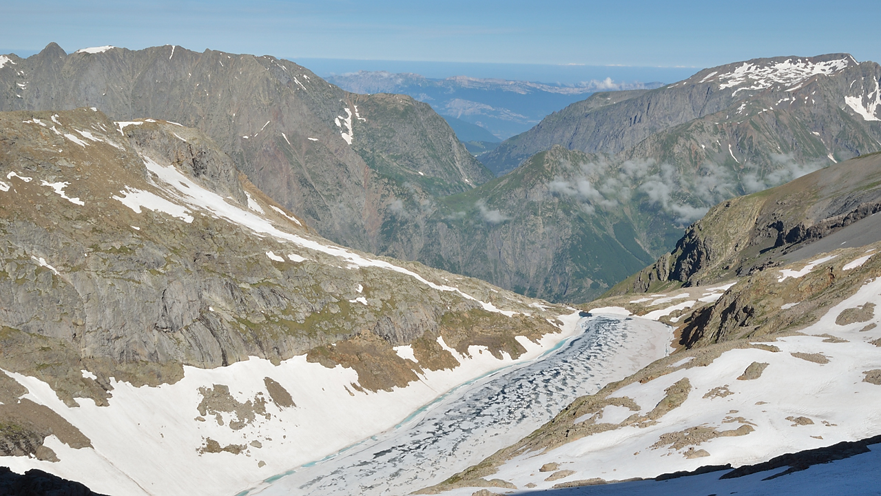 PointeConfolens-2012-06-23_005-.jpg - Dans la montee : vue sur le lac du Vallon encore bien gelé