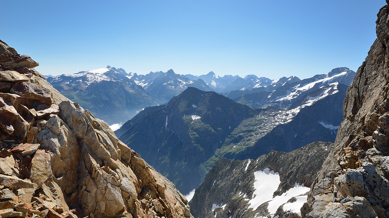 PointeConfolens-2012-06-23_009-.jpg - A la Breche de Malhaubert : vue sur l'Oisans (a droite la Muzelle, a gauche les glaciers des Deux Alpes)