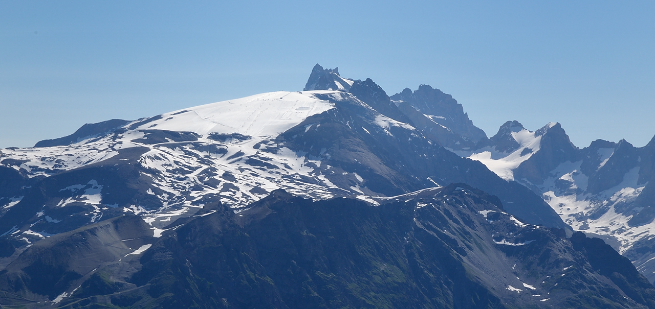 PointeConfolens-2012-06-23_010-.jpg - Les glaciers des Deux Alpes et au fond la Meije -- avec le Doit de Dieu qui depasse