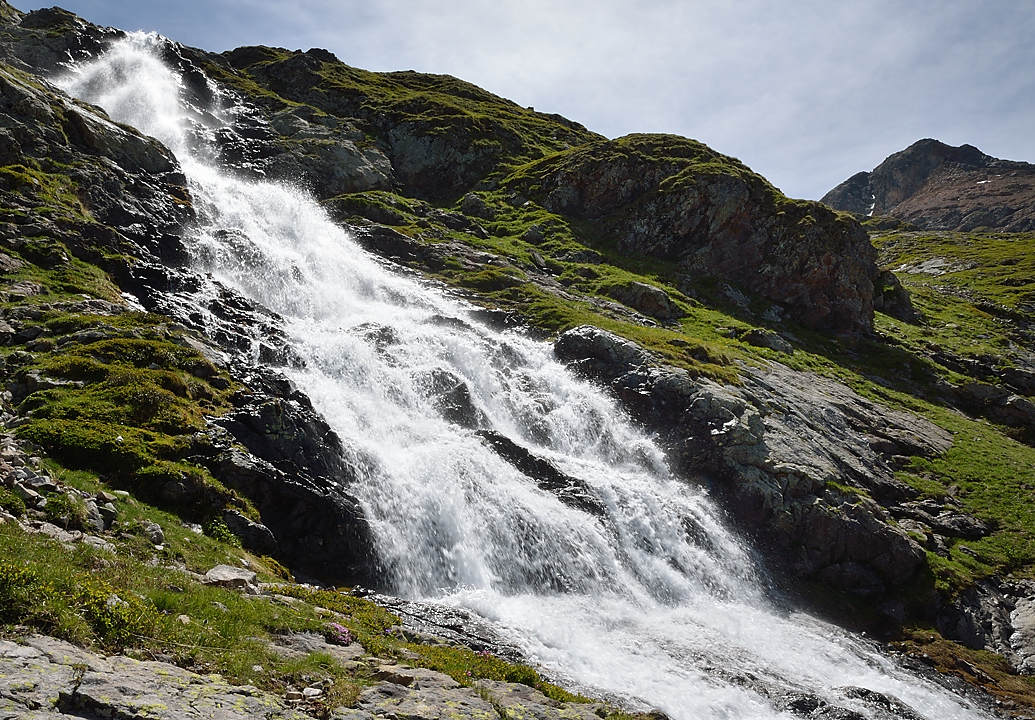 PointeConfolens-2012-06-23_025-.jpg - La cascade sous le lac
