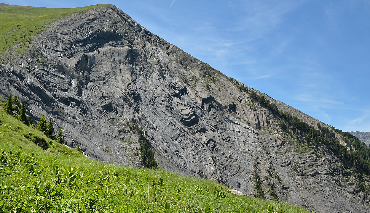 PointeConfolens-2012-06-23_030-.jpg - Schistes pliés sous le sommet de la Clottous