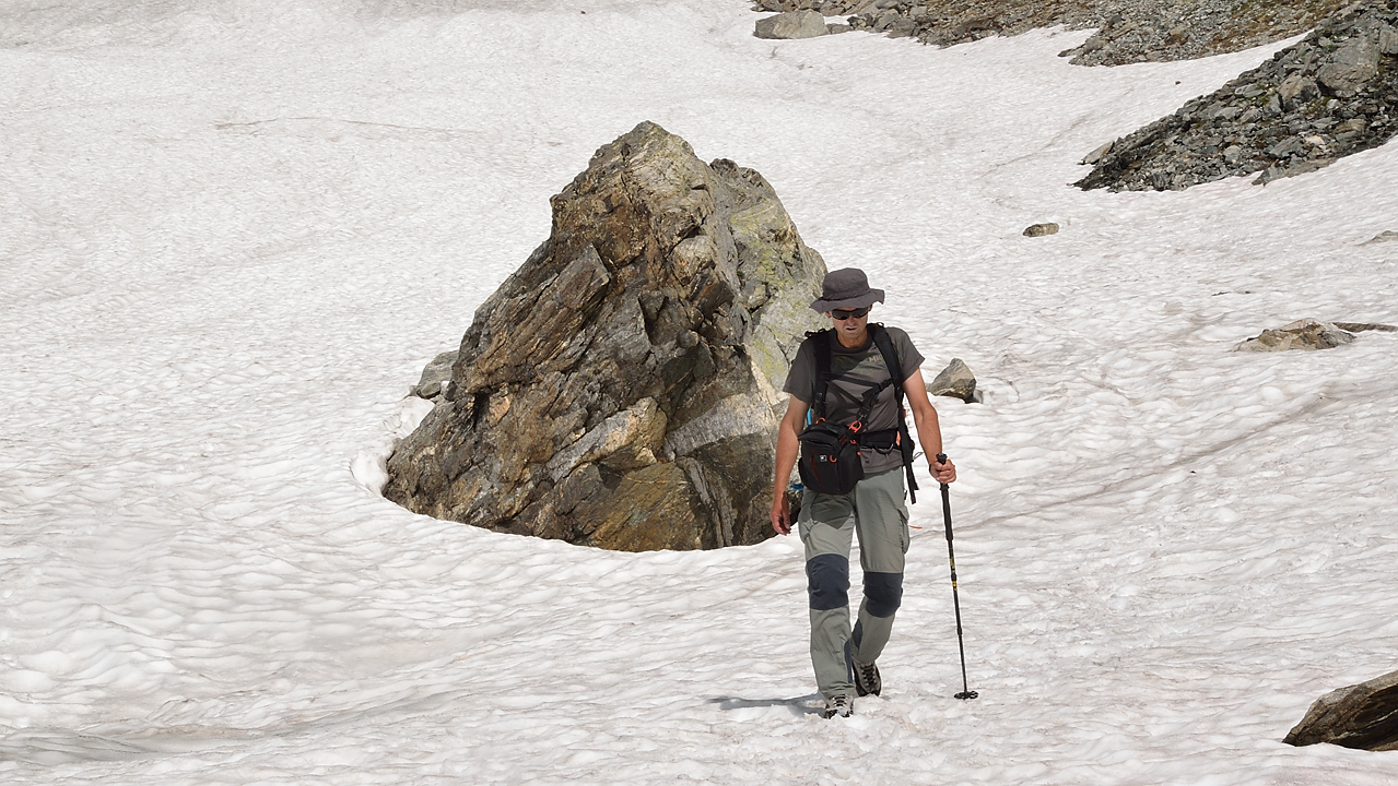AiguilleArgentie-2012-06-30-028.jpg - Descente sous le lac de la Croix -- en neige jusqu'a la fin de la Combe de la Croix
