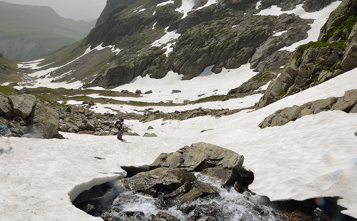 AiguilleArgentie-2012-06-30-030.jpg - Descente sous le lac de la Croix -- en neige jusqu'a la fin de la Combe de la Croix