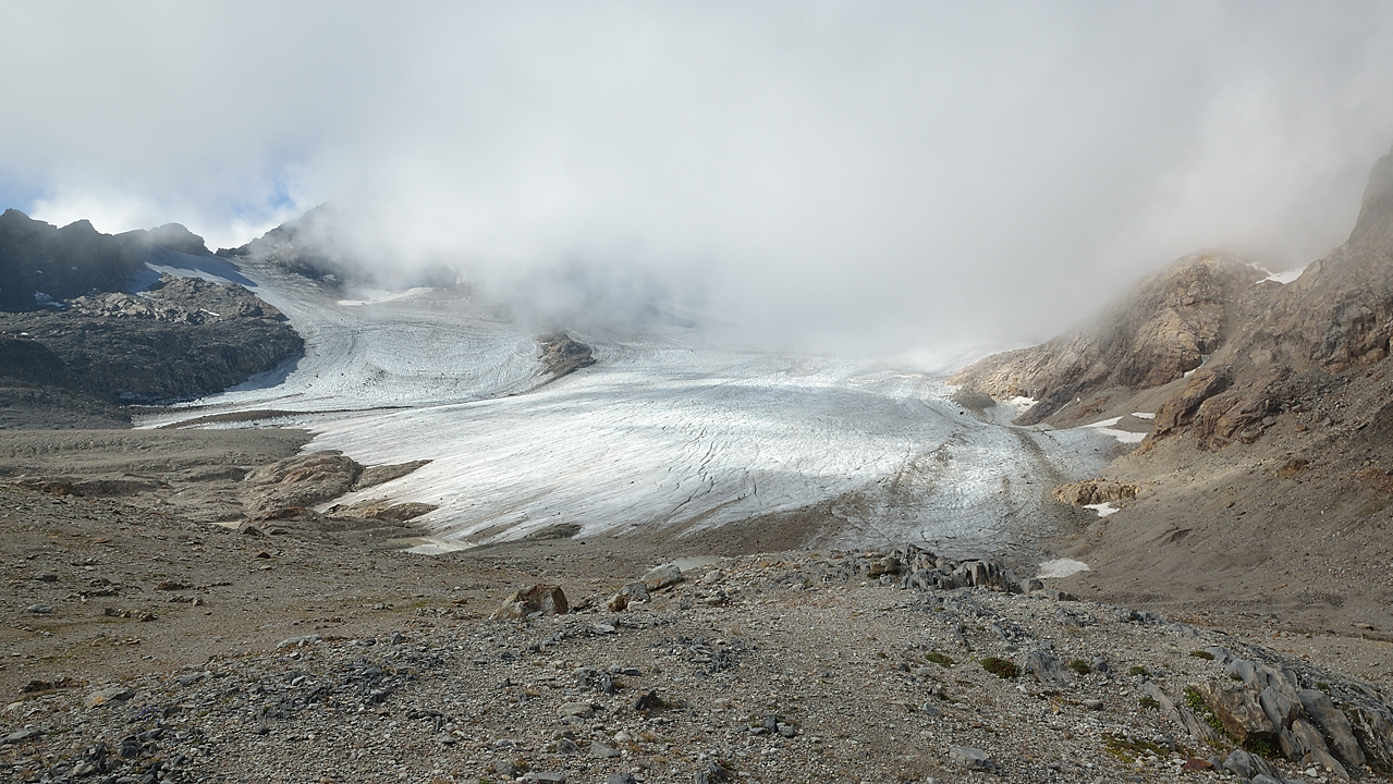 Etendard-120826-003.jpg - arrivee au pied du glacier --- et c'est toujours encombree la-haut