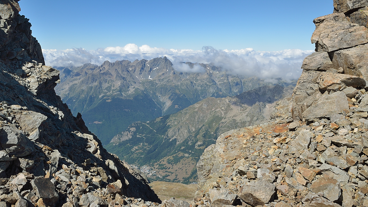 Etendard-120826-011.jpg - meme endroit sur l'arete --- vue sur Belledonne