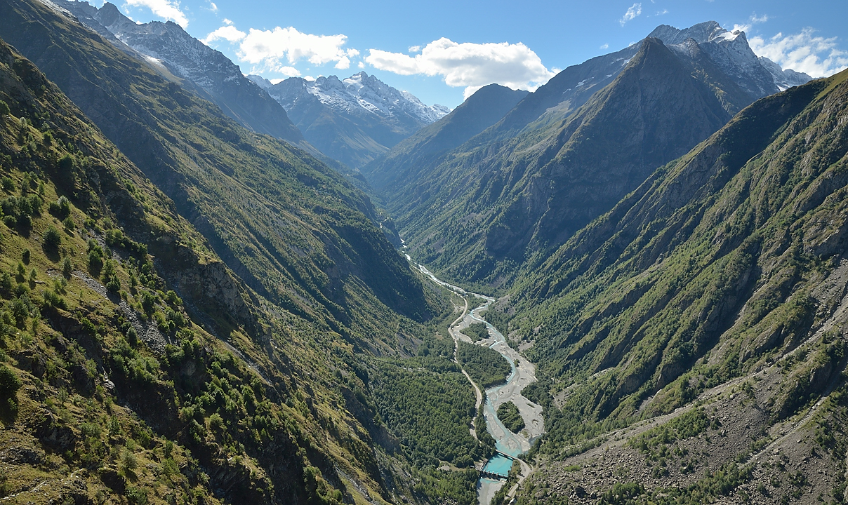 SChristopheToura-120902-008.jpg - Apres le passage dans les rochers vue sur le plan du lac --- et toujours la Tete des Fetoules au fond