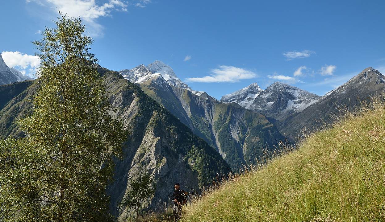 SChristopheToura-120902-011.jpg - TOujours les memes d'un peu plus haut encore --- on arrive maintenant dans les alpages sous les Perrons
