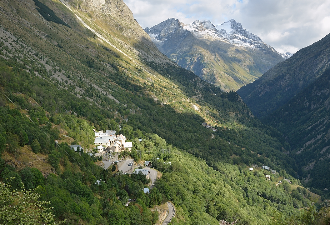 SChristopheToura-120902-039.jpg - au retour a St Christophe avec plus de soleil que le matin --- la Tete de Fetoule au fond