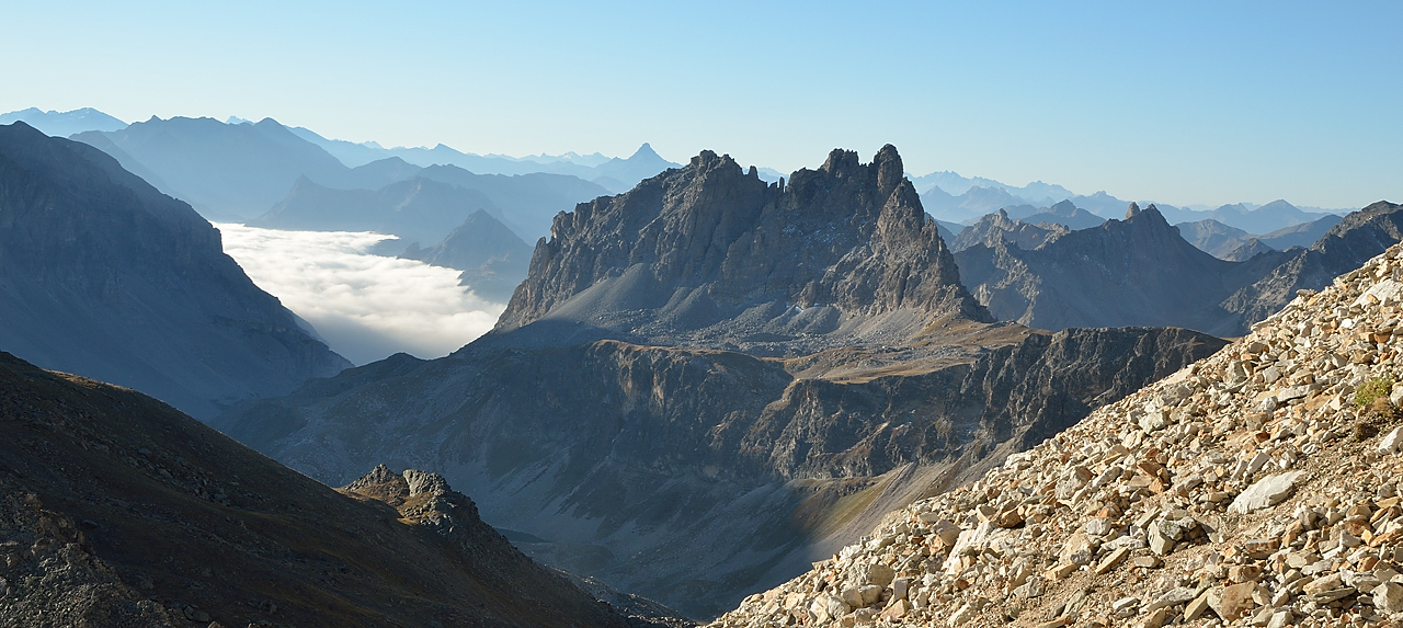 ChevalBlanc-120916-034.jpg - comme souvent : mer de nuage du cote italien --- ici la Vallee Etroite