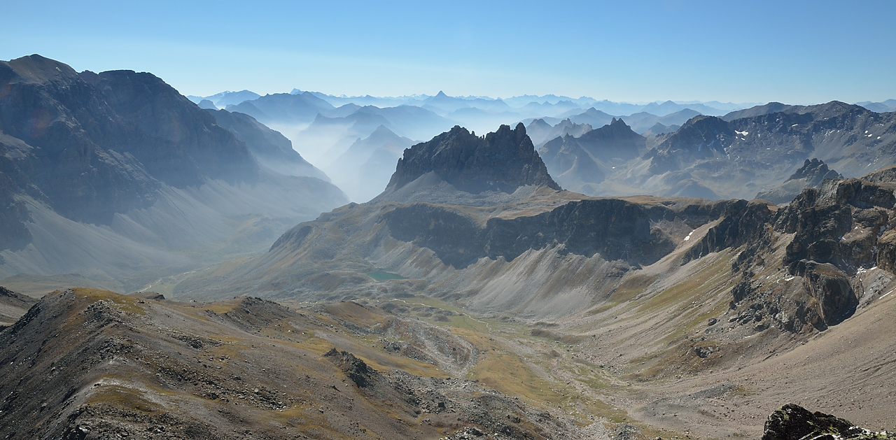 ChevalBlanc-120916-039.jpg - dans la voie : vue vers le cote italien --- et au fond le Mont Viso