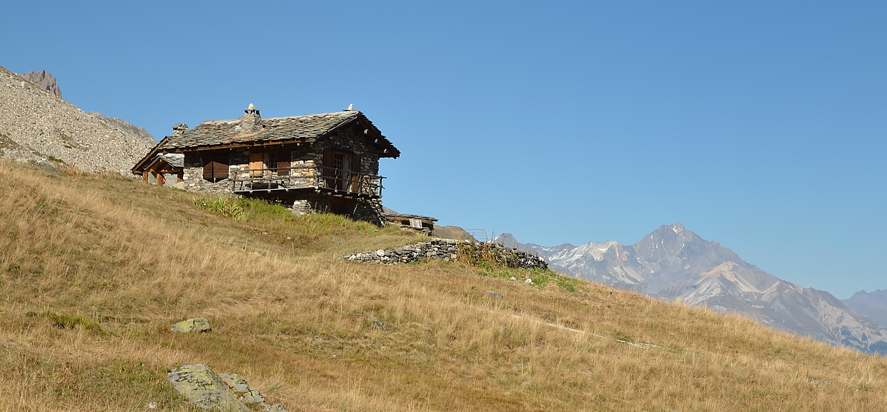 ChevalBlanc-120916-066.jpg - Chalet --- et au fond la Dent Parrache