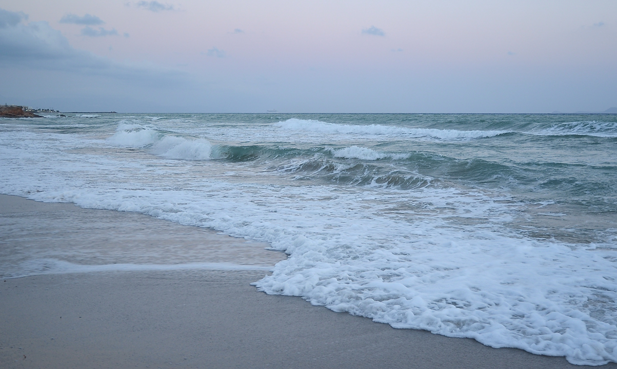 Isola-Kriti-2012-10-19-059.jpg - At the beach: finally things get moving -- but the water is still pretty warm