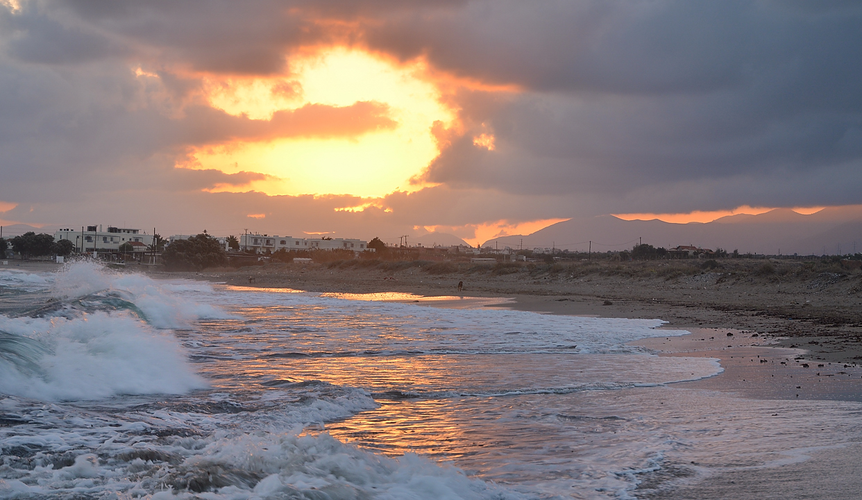 Isola-Kriti-2012-10-20-098.jpg - Another sunrise on the beach