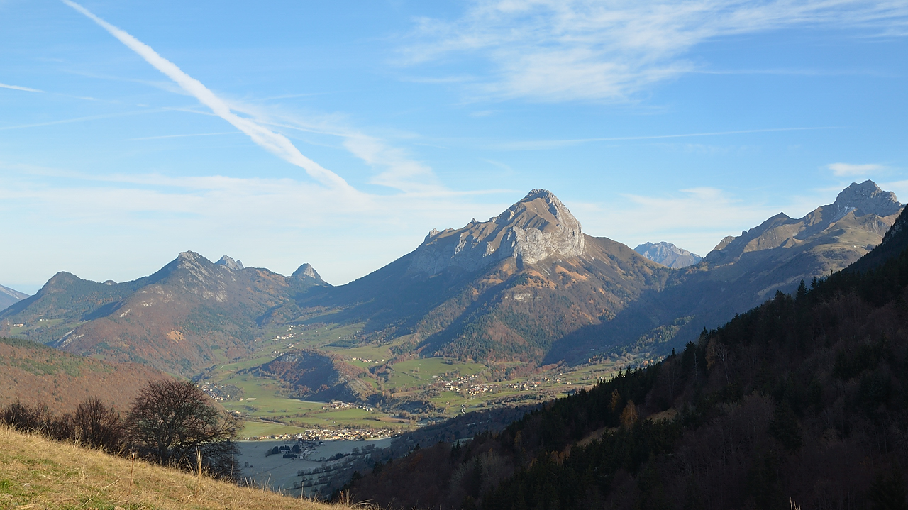 ArclusazBauges-2012-11-17-007.jpg - Au chalet de Potat : vue sur le village d'Ecole et le Mont Trelot