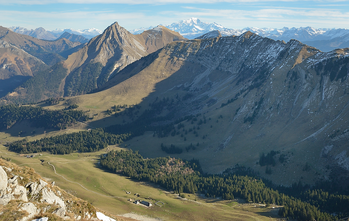 ArclusazBauges-2012-11-17-014.jpg - en bas dans le vallon les chalets du Praz