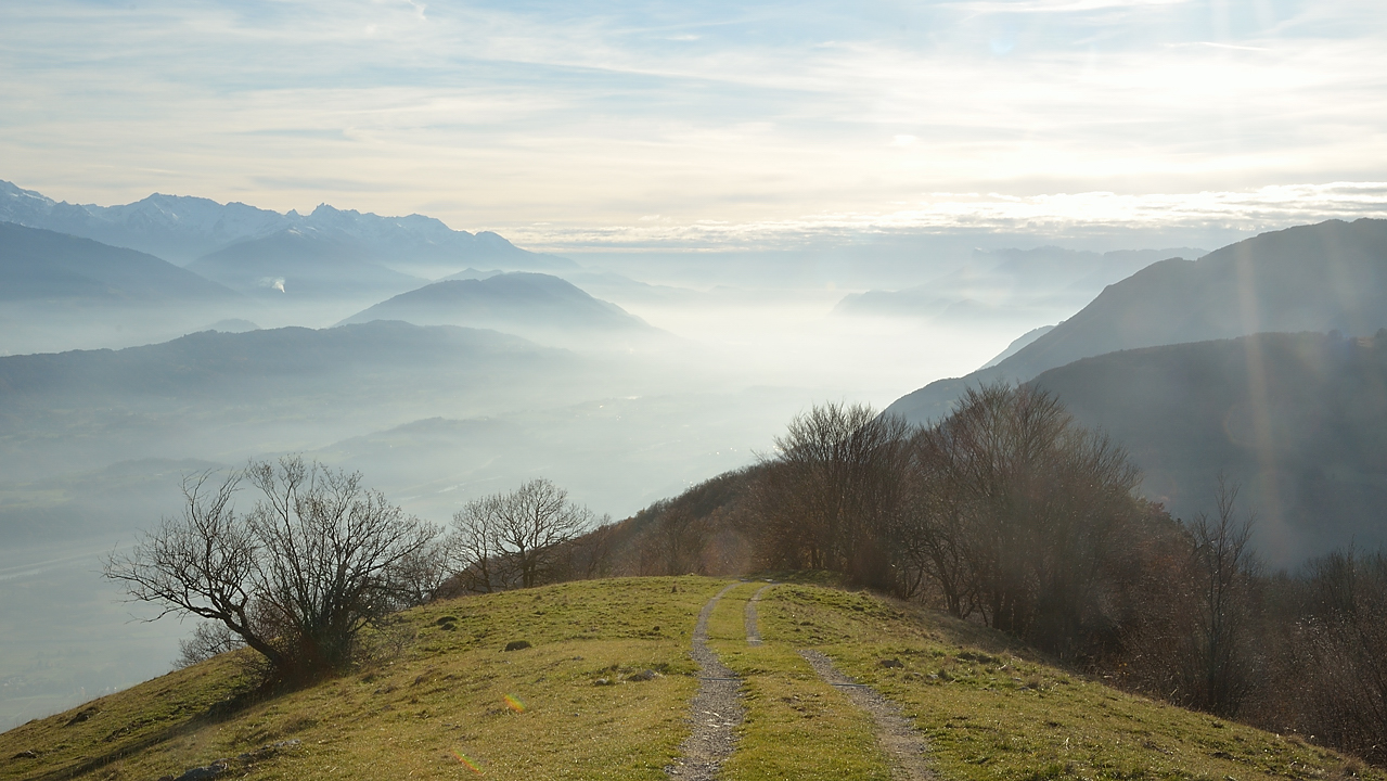 ArclusazBauges-2012-11-17-038.jpg - vue du col de Potat vers le Gresivaudan de nouveau bien encombree