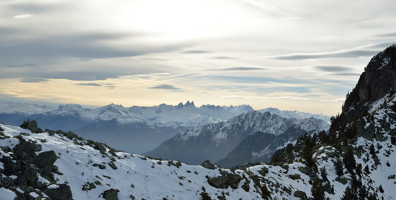 Rognier-121124-008.jpg - Vers l'est il fait meilleur -- au fond les Aiguilles d'Arves