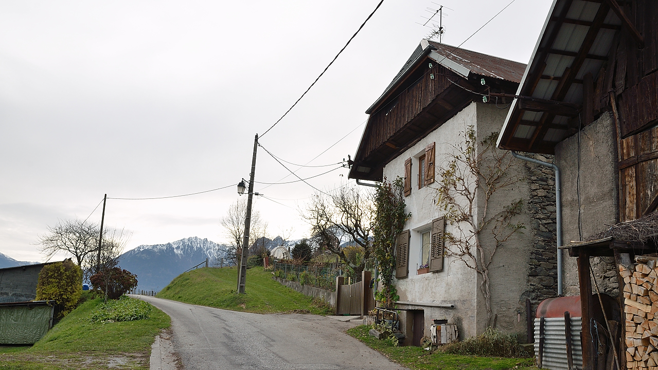Rognier-121124-017.jpg - Quelques belles maisons dans la descente sur St Leger