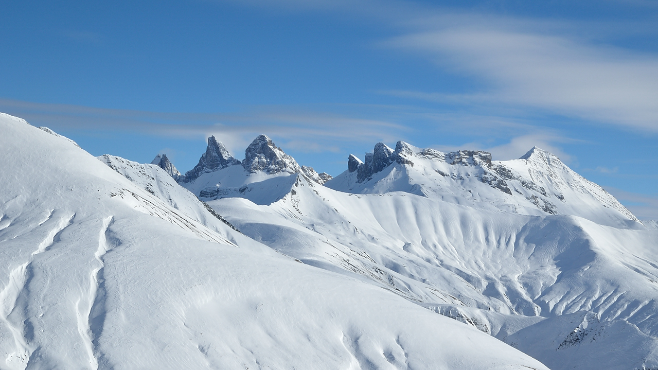 Tete-de-Vallon-121201-017.jpg - Les Aiguilles d'Arves, Aiguille de Saussaz et Goleon et devant le mas de la Grave