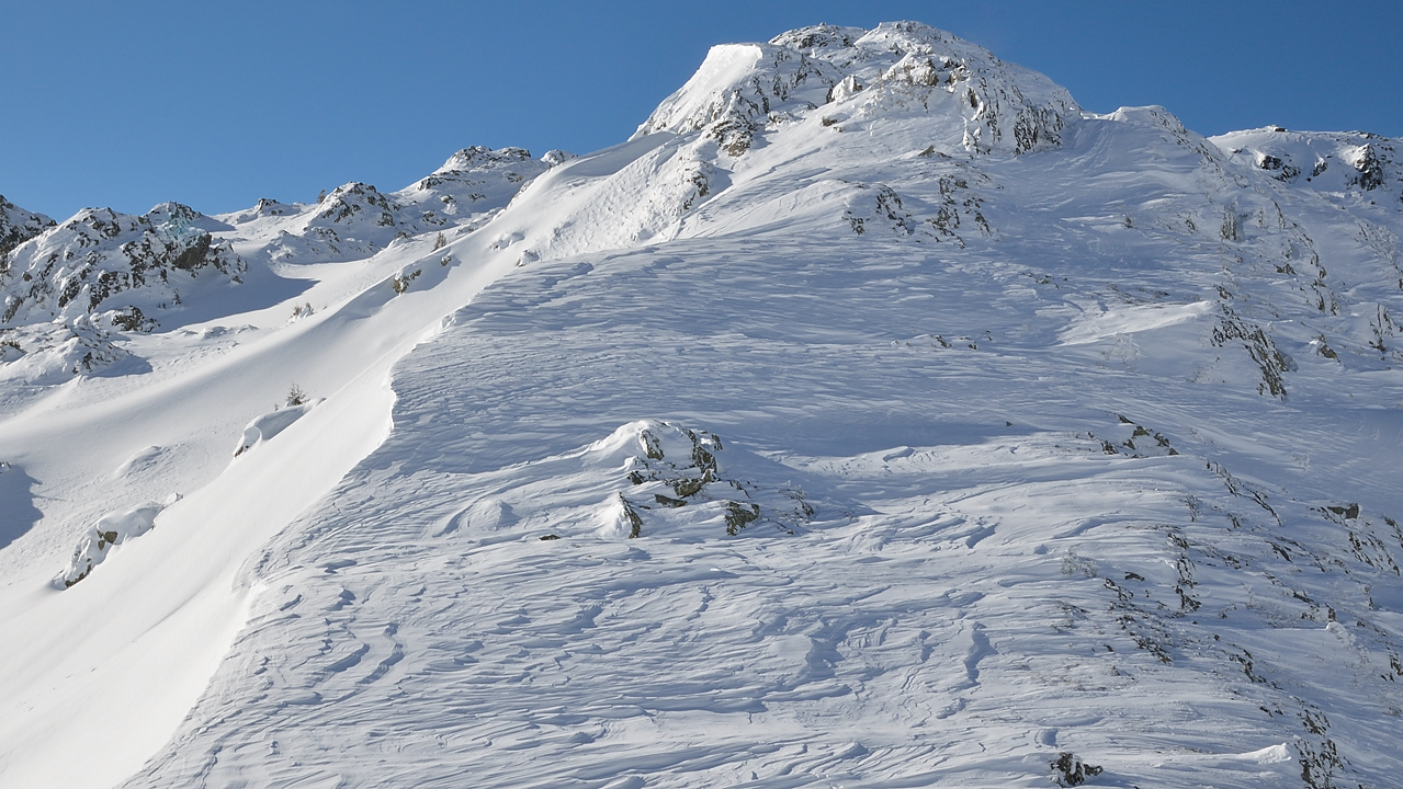 CocheAigleton-121209-029.jpg - Neige travaillee par le vent au dessus du col